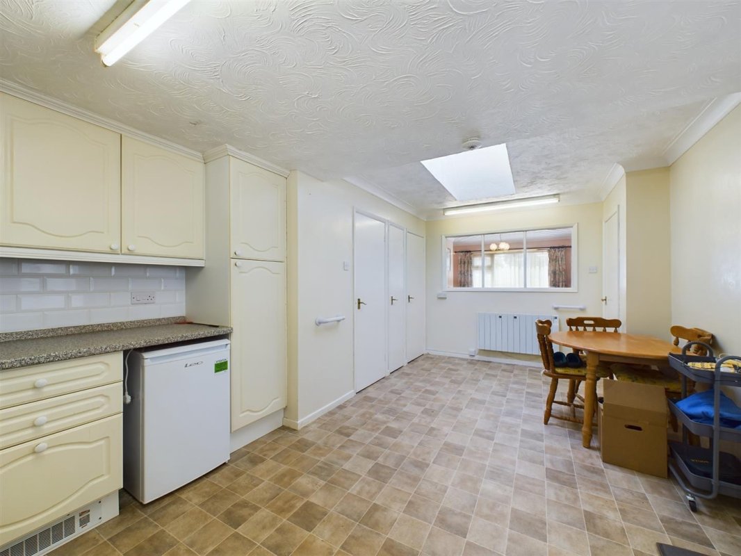 2 bedroom property for sale in Fakenham Road, Great Witchingham £250,000