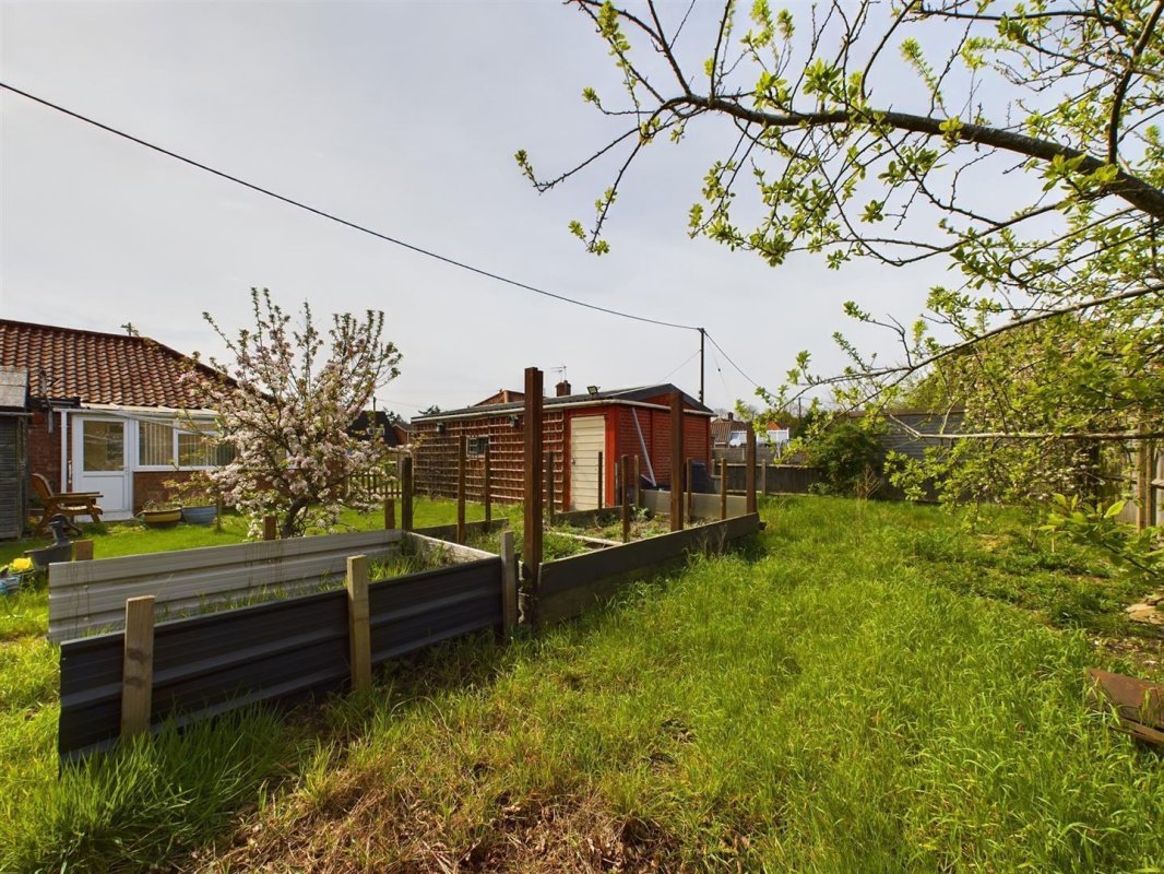 2 bedroom property for sale in Fakenham Road, Great Witchingham £250,000