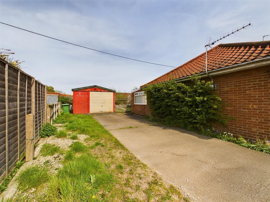 2 bedroom property for sale in Fakenham Road, Great Witchingham £250,000