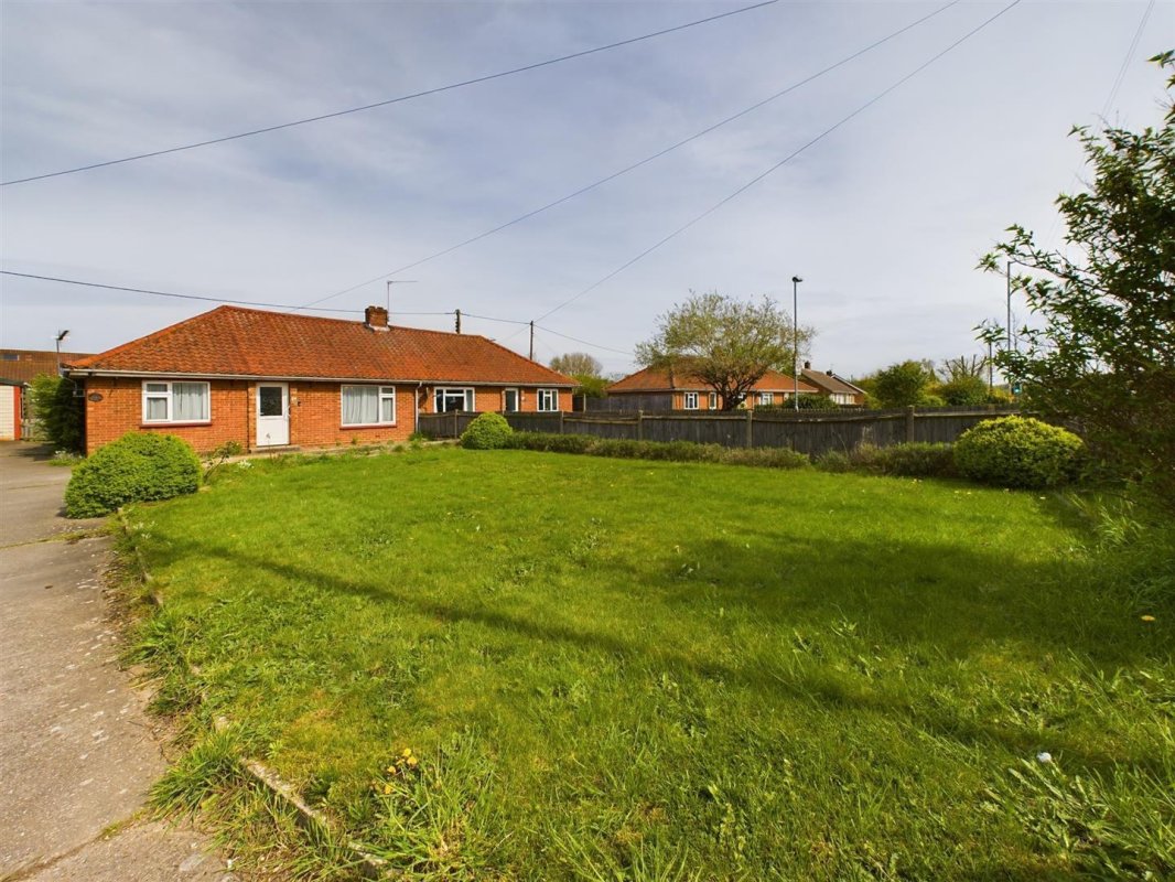 2 bedroom property for sale in Fakenham Road, Great Witchingham £250,000