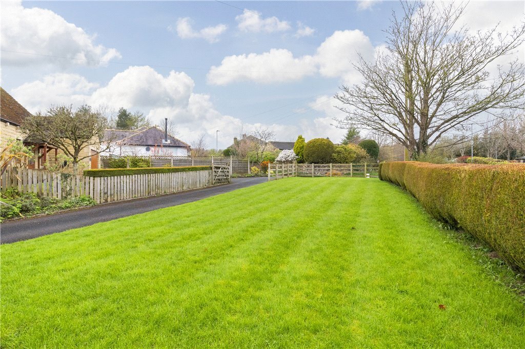 2 bedroom property for sale in Skipton Road, Addingham, Ilkley, LS29