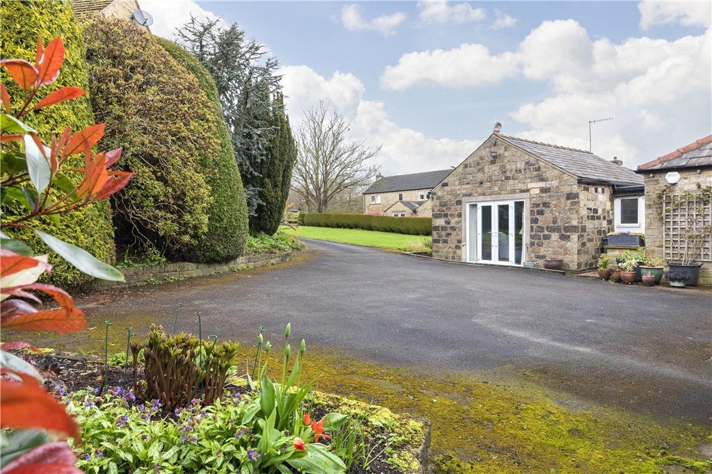2 bedroom property for sale in Skipton Road, Addingham, Ilkley, LS29
