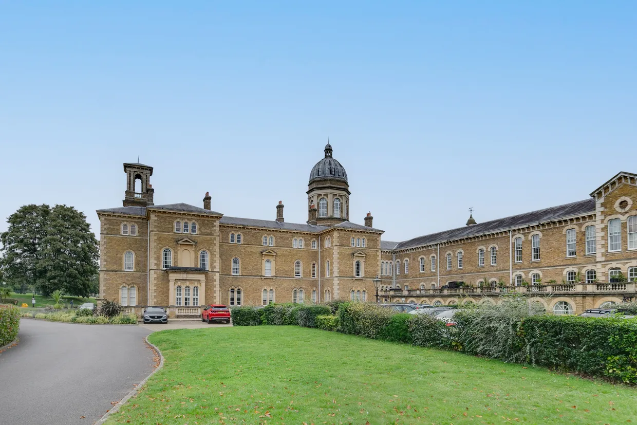 Royal Drive, LONDON, N11 photo 1