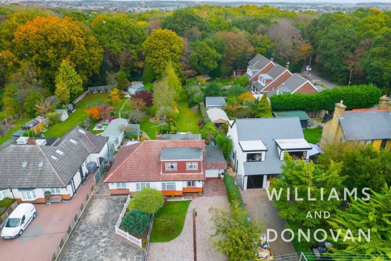 3 bedroom property for sale in Bramble Road, Daws Heath Offers in