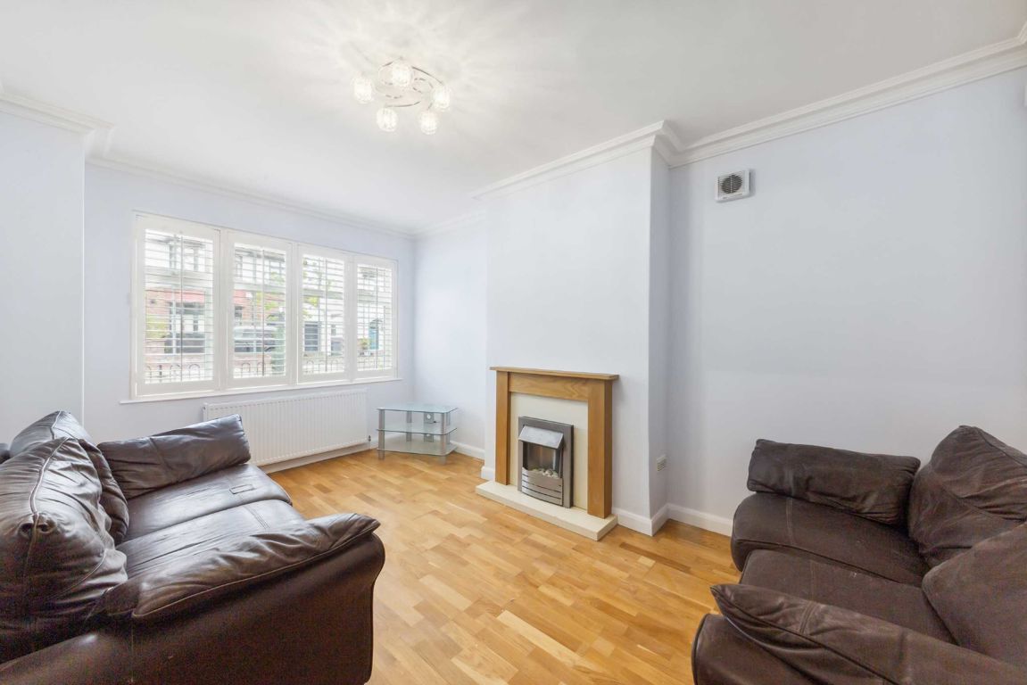 Jacksons 3 bedroom property to let in Tilehurst Road, Earlsfield £