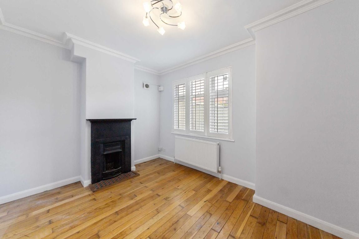 Jacksons 3 bedroom property to let in Tilehurst Road, Earlsfield £