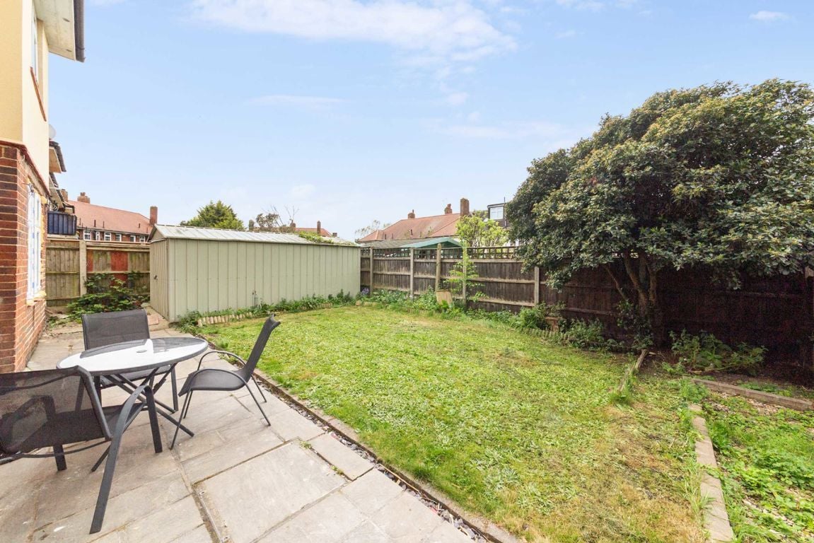 Jacksons 3 bedroom property to let in Tilehurst Road, Earlsfield £