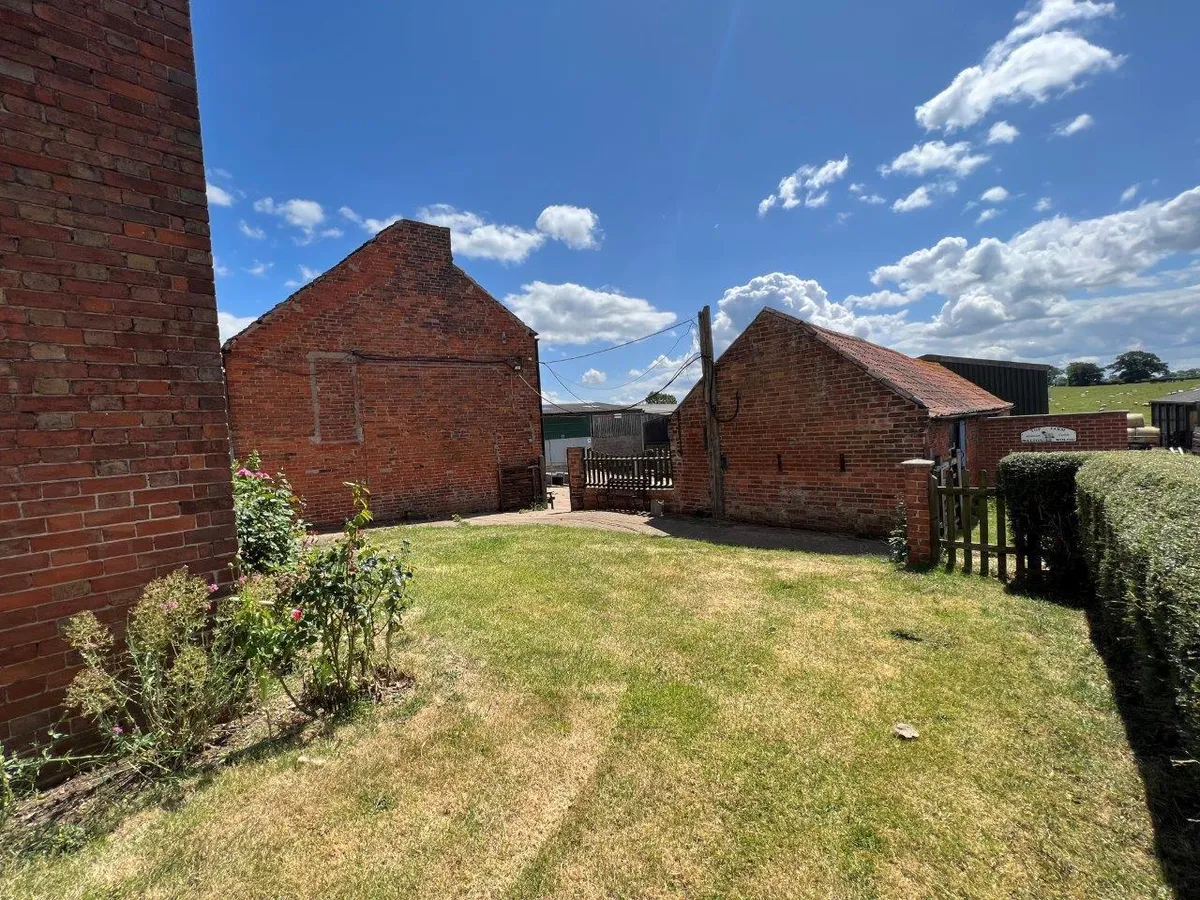TOP FARM HOUSE, SIX HILLS ROAD, WALTON ON THE WOLDS, LOUGHBOROUGH