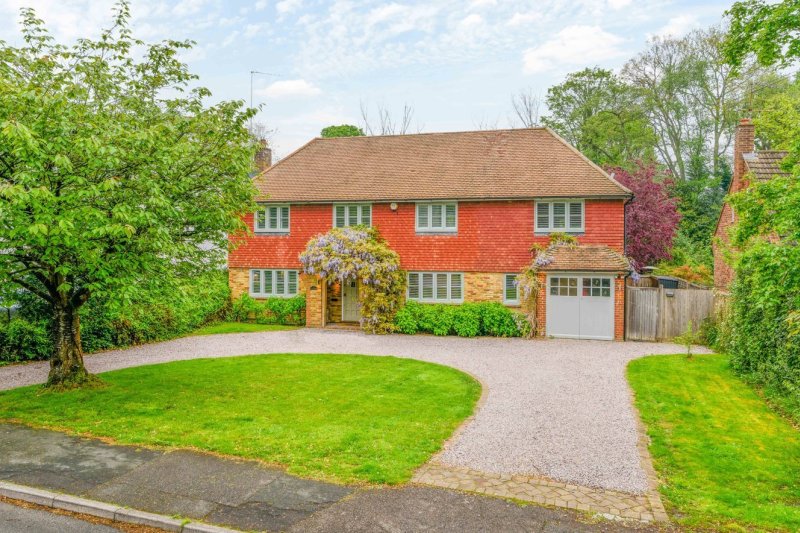 5 bedroom property for sale in Eastwick Road, WaltononThames, KT12