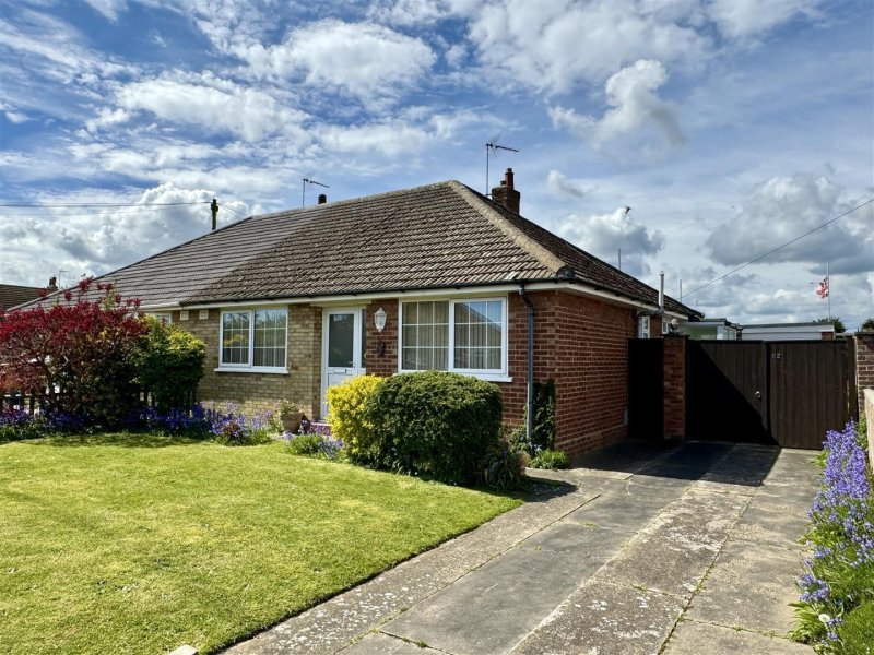 2 bedroom property for sale in Ship Road, Pakefield £220,000