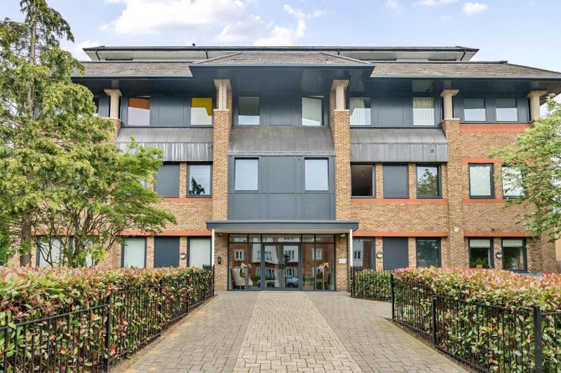 2 bedroom property for sale in Aldenham Road, Bushey, WD23 £375,000