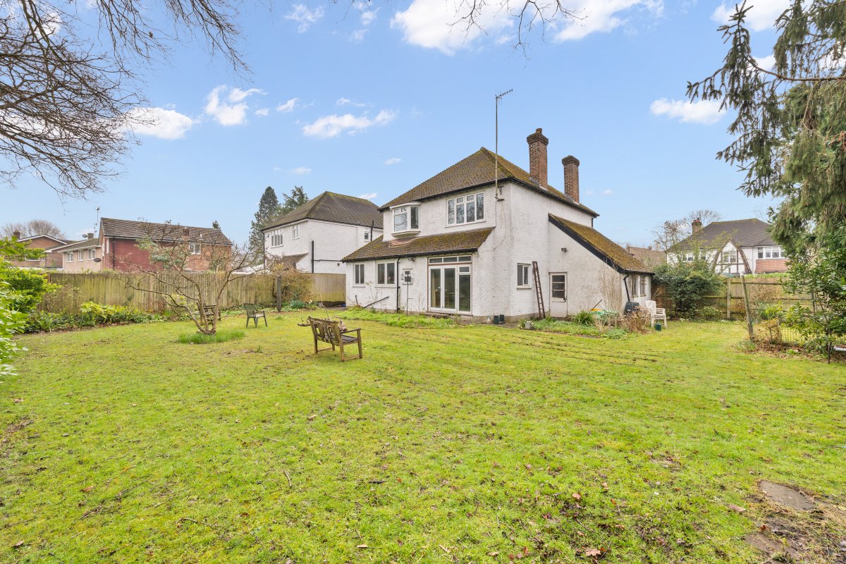4 bedroom property for sale in Upfield, Horley, Surrey, RH6 £750,000