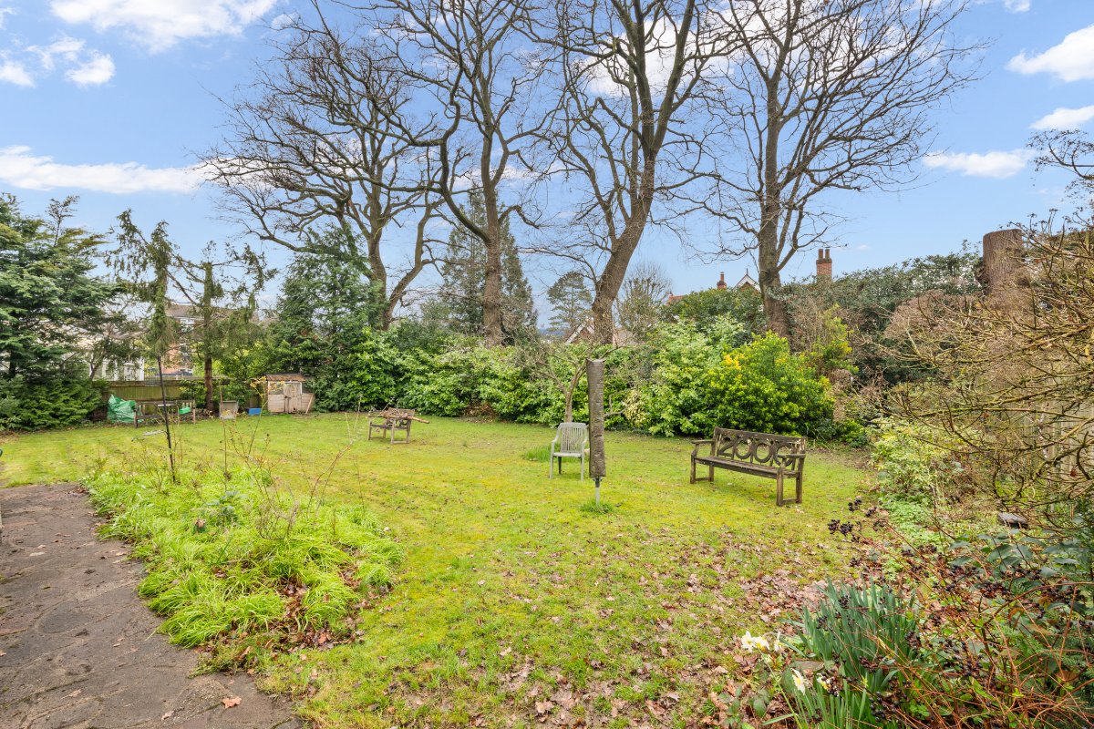 4 bedroom property for sale in Upfield, Horley, Surrey, RH6 £750,000