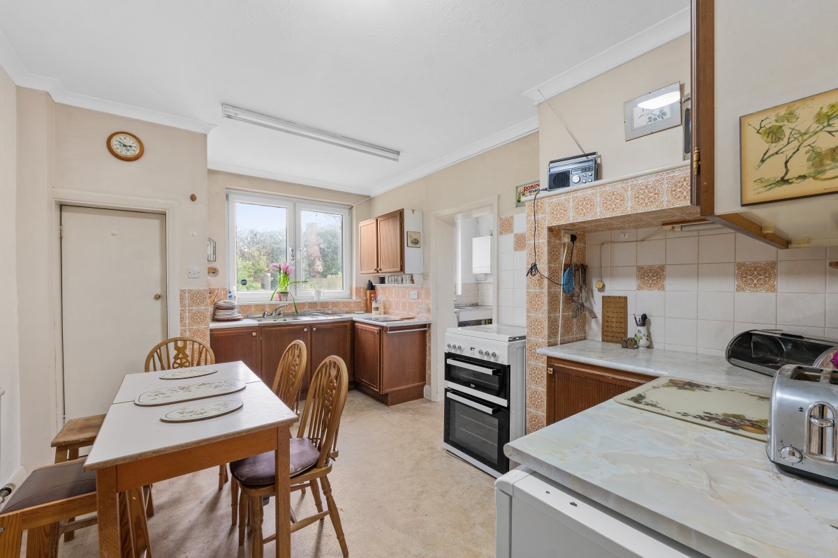 4 bedroom property for sale in Upfield, Horley, Surrey, RH6 £750,000