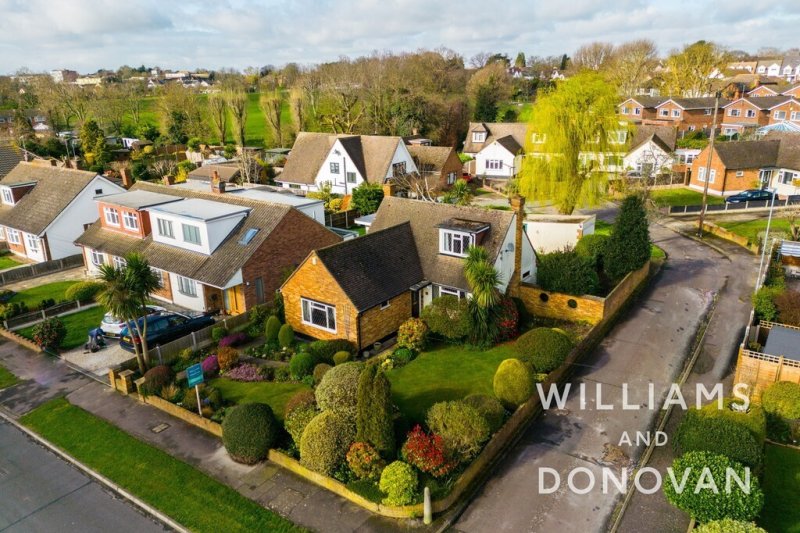 3 bedroom property for sale in Nelson Road, Rayleigh Guide price £475,000