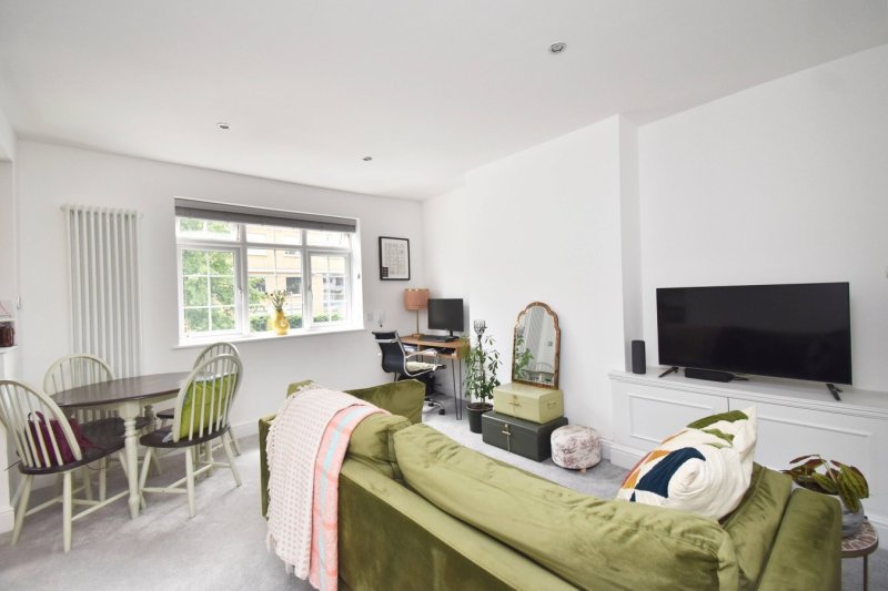 1 bedroom property for sale in Hersham Road, WaltononThames, KT12 £