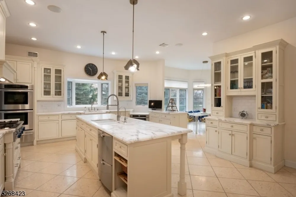 40 Overlook Rd, Livingston, NJ 07039