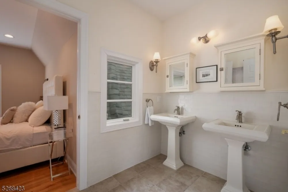 40 Overlook Rd, Livingston, NJ 07039