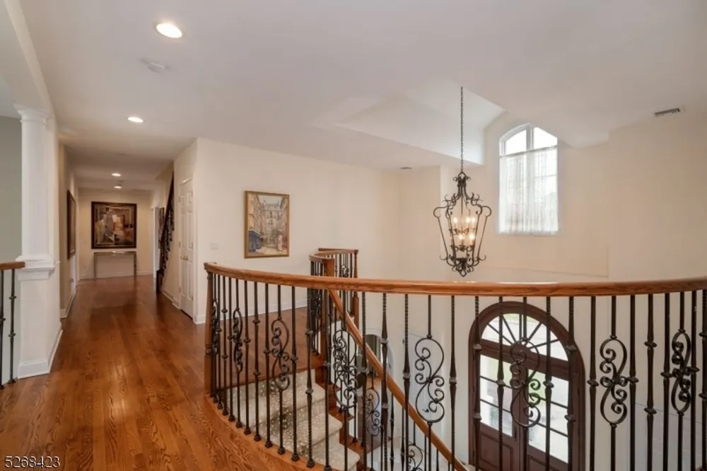 40 Overlook Rd, Livingston, NJ 07039