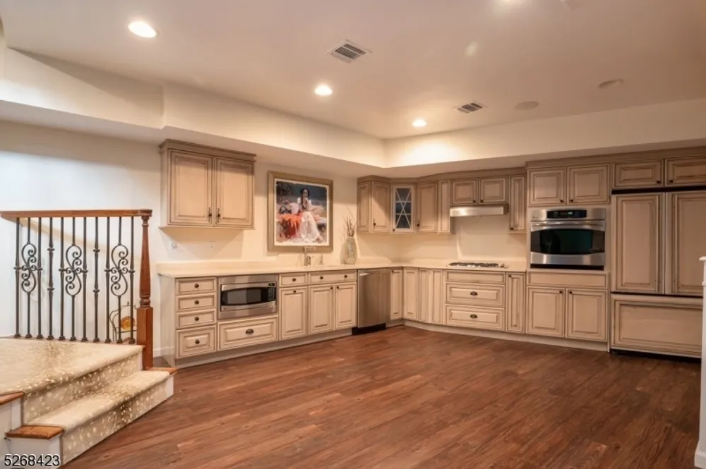 40 Overlook Rd, Livingston, NJ 07039