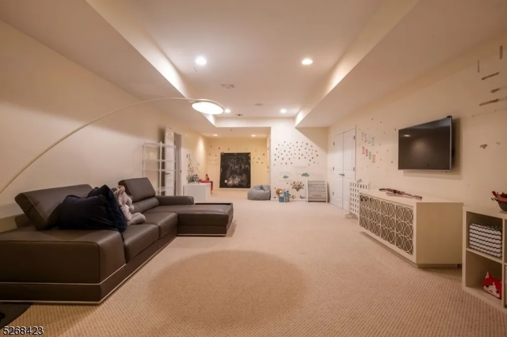 40 Overlook Rd, Livingston, NJ 07039