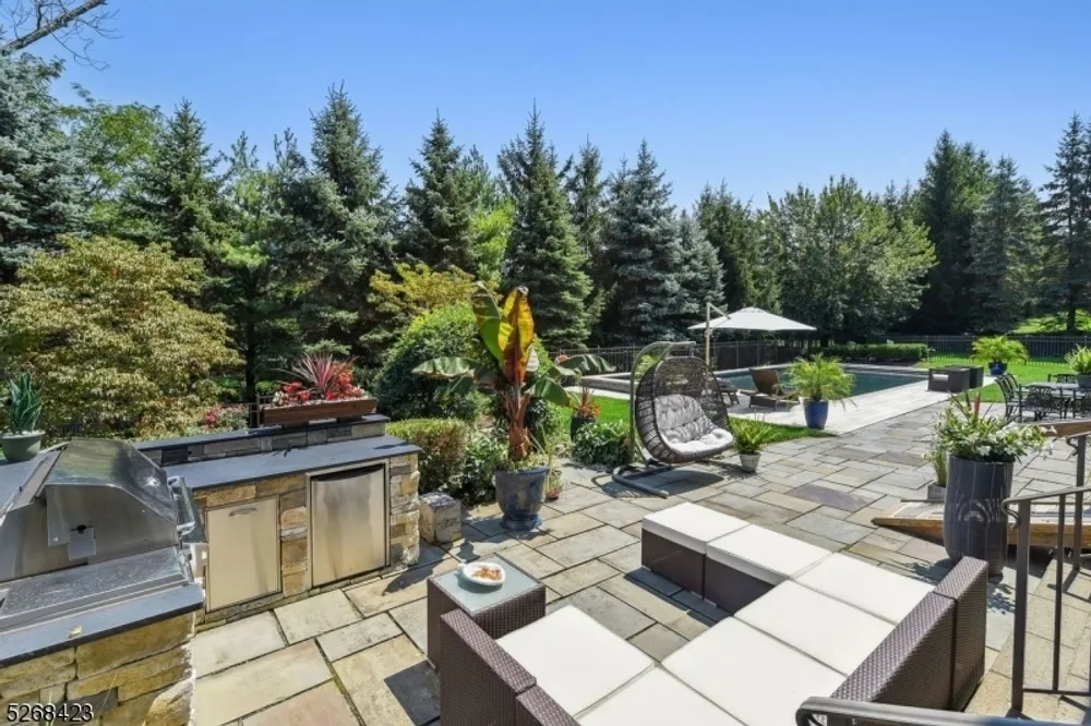 40 Overlook Rd, Livingston, NJ 07039