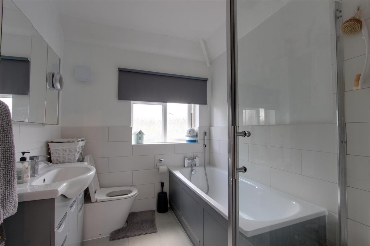 4 bedroom property for sale in London Road, Aston Clinton Guide price