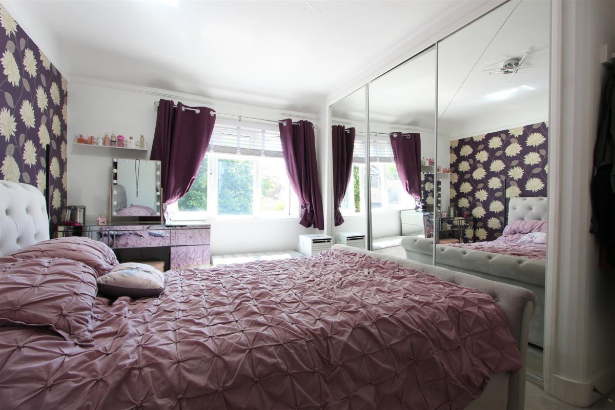 4 bedroom property for sale in London Road, Aston Clinton Guide price