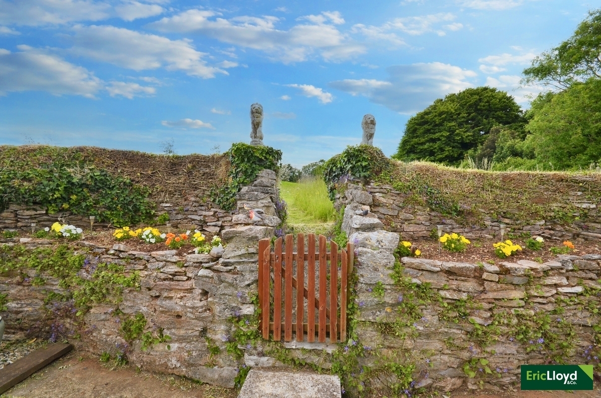 2 bedroom property for sale in North Boundary Road, Brixham £450,000