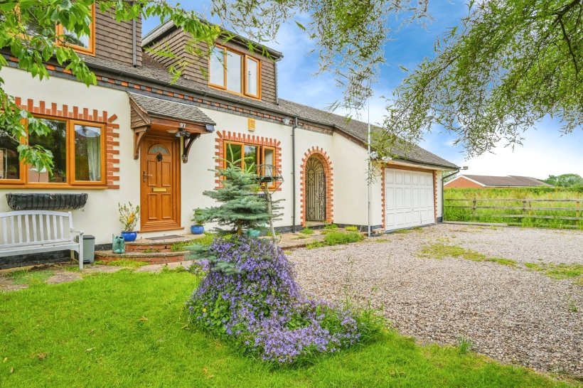 Station Road, RollestonOnDove, BurtonOnTrent 2 bedroom semi