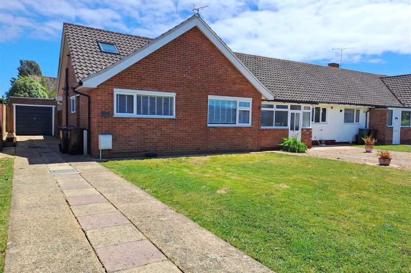 4 bedroom property for sale in Highdown Drive, Wick, Littlehampton £