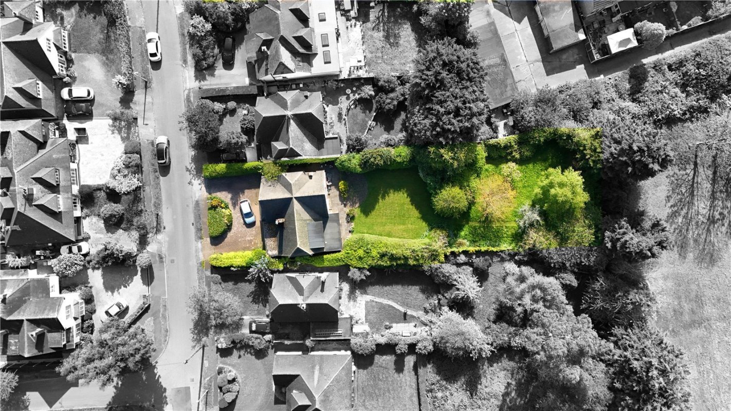 4 bedroom property for sale in Holly Tree Gardens, Rayleigh, Essex, SS6