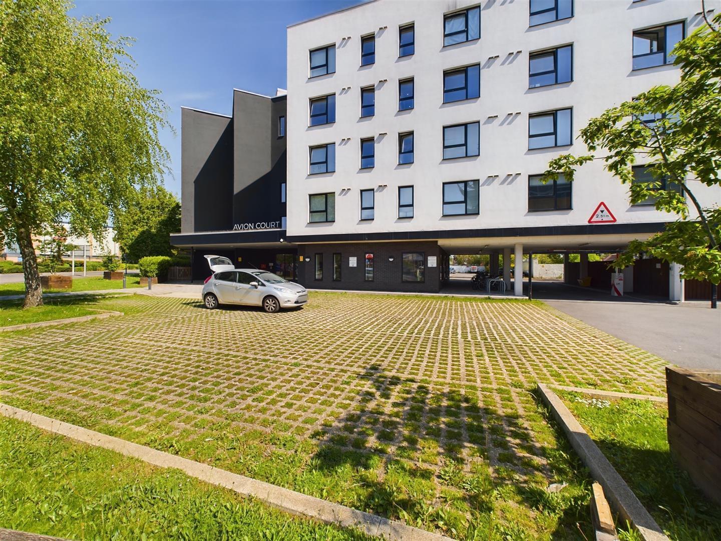 London Road, Crawley Image 7