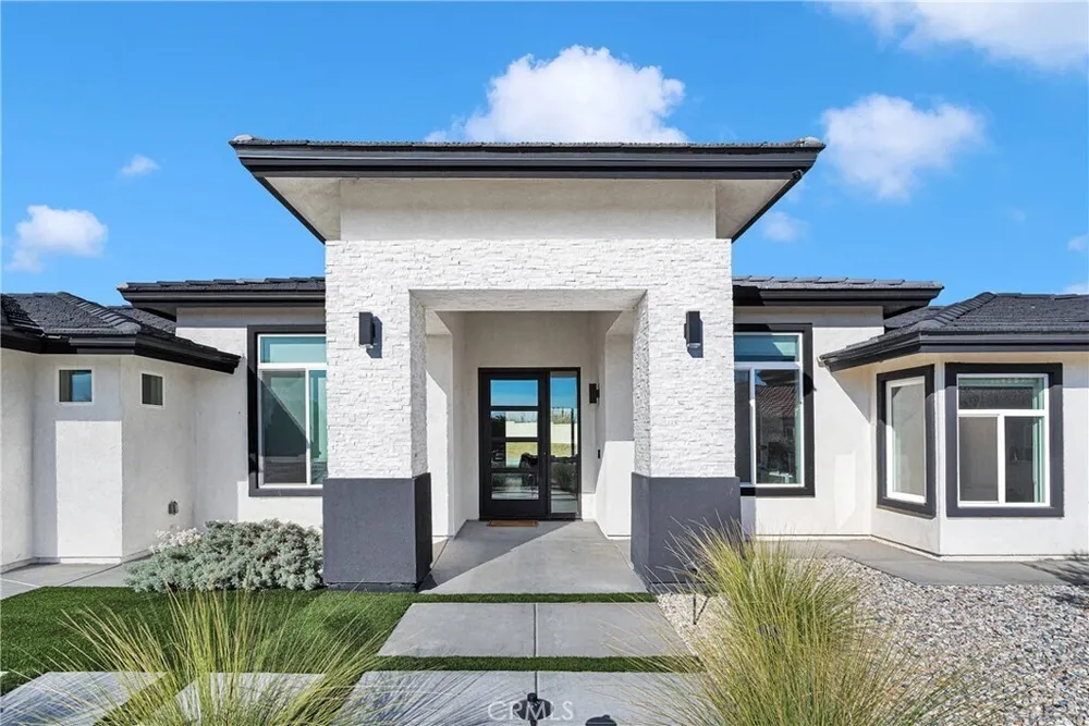 16383 Ridge View Dr, Apple Valley, CA 92307
