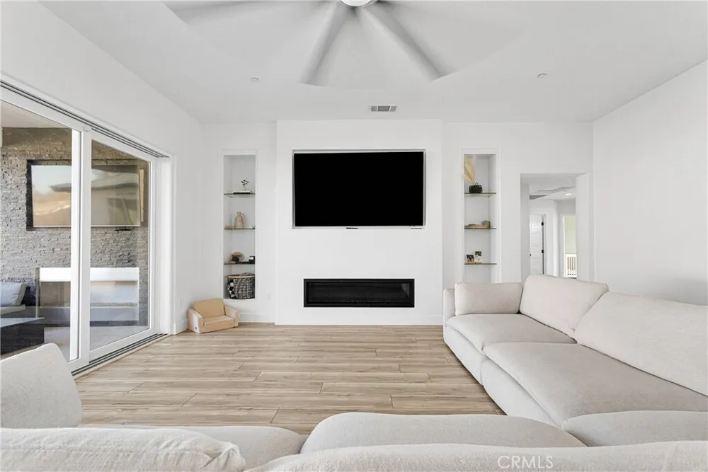 16383 Ridge View Dr, Apple Valley, CA 92307