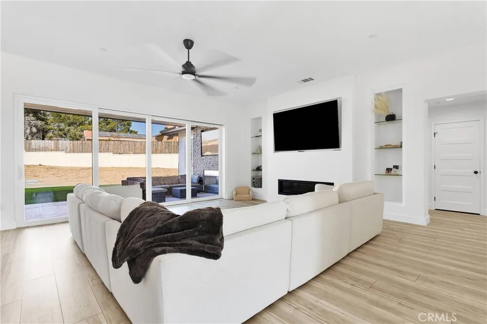 16383 Ridge View Dr, Apple Valley, CA 92307