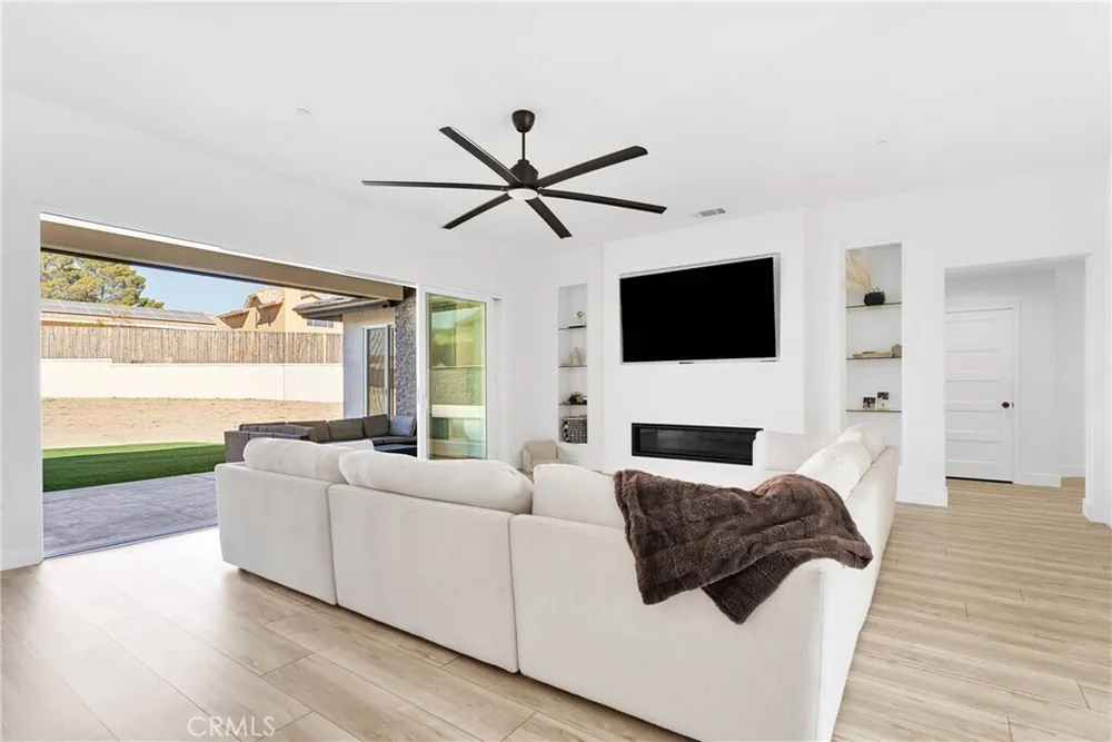 16383 Ridge View Dr, Apple Valley, CA 92307