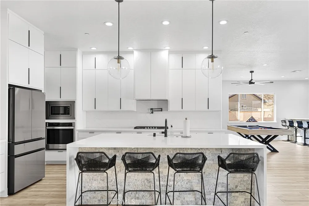 16383 Ridge View Dr, Apple Valley, CA 92307