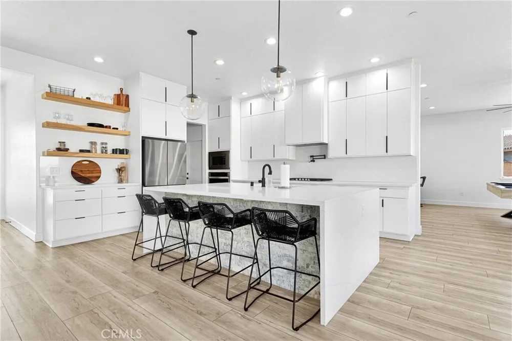 16383 Ridge View Dr, Apple Valley, CA 92307
