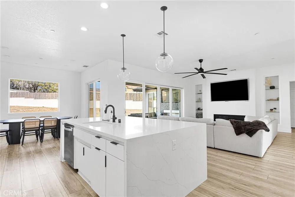 16383 Ridge View Dr, Apple Valley, CA 92307