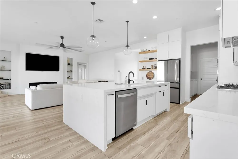 16383 Ridge View Dr, Apple Valley, CA 92307