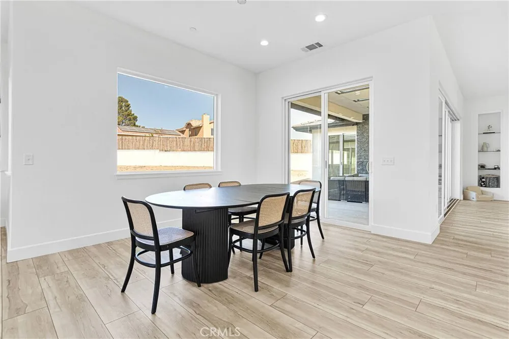 16383 Ridge View Dr, Apple Valley, CA 92307