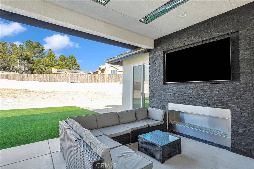 16383 Ridge View Dr, Apple Valley, CA 92307