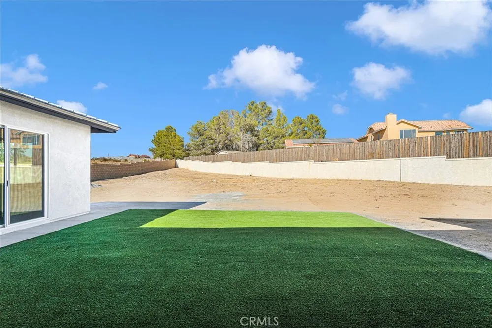 16383 Ridge View Dr, Apple Valley, CA 92307