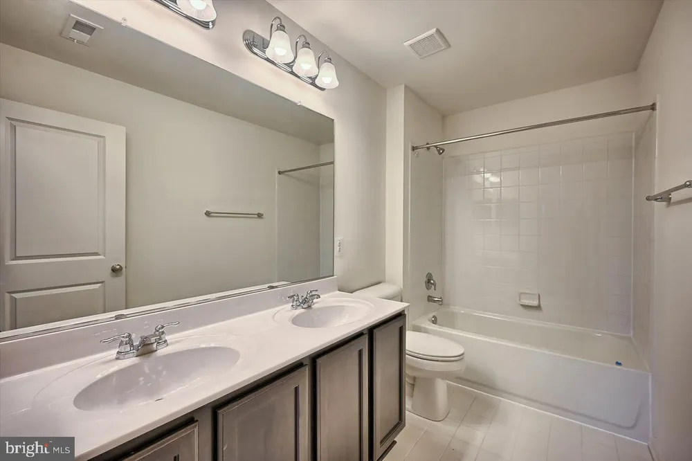 6300 Great Oak Dr, Mechanicsburg, PA 17050