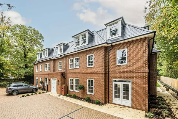 St. Georges Avenue, Weybridge, KT13 photo 1