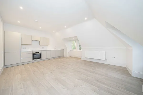 St. Georges Avenue, Weybridge, KT13 photo 2