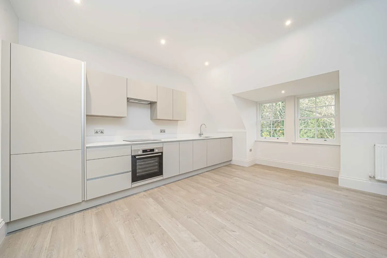 St. Georges Avenue, Weybridge, KT13 photo 3