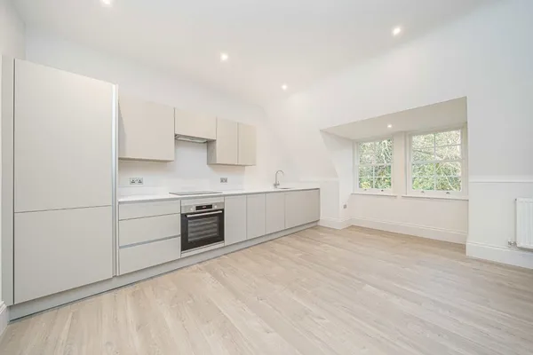 St. Georges Avenue, Weybridge, KT13 photo 3