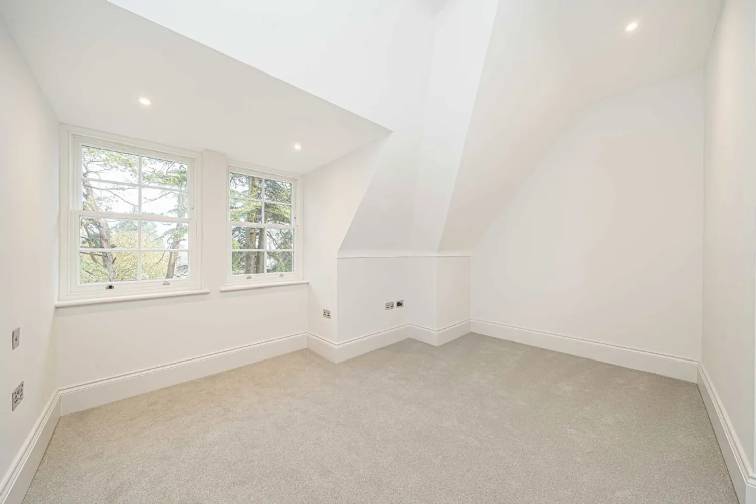 St. Georges Avenue, Weybridge, KT13 photo 4